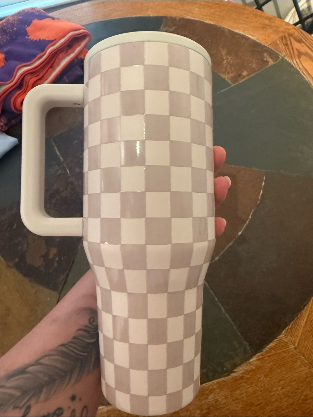 HydroJug Beige Checkered Travel Mug with White Handle - Picture 4 of 4